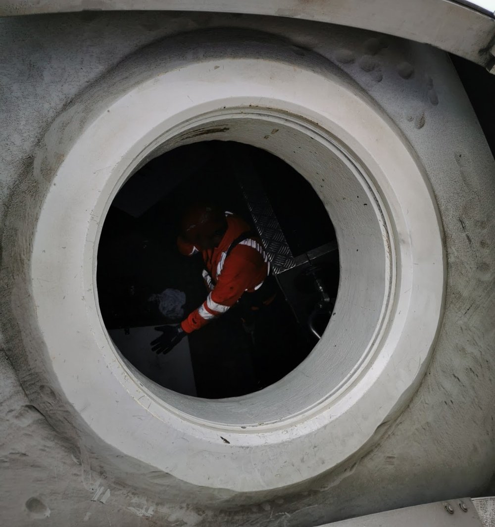 wind-turbine-inspection-manhole-entry