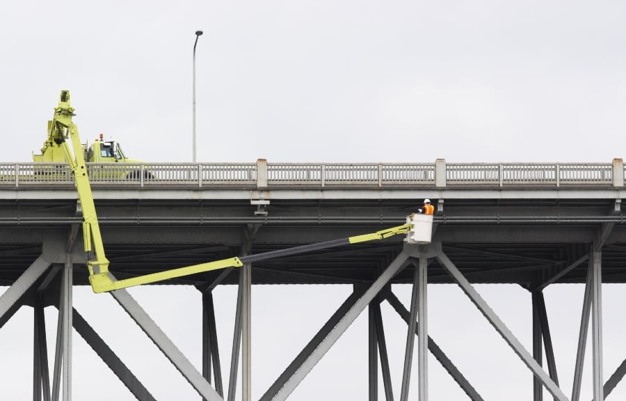 bridge-inspections-bucket-truck