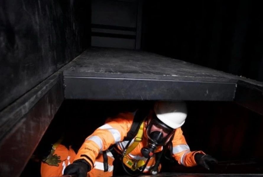 confined space entry image_man wearing ppe