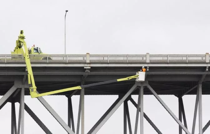 bridge-inspections-bucket-truck
