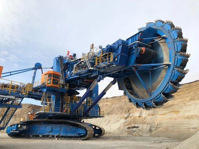 Une grande mine de charbon en exploitation. (flyability.com)